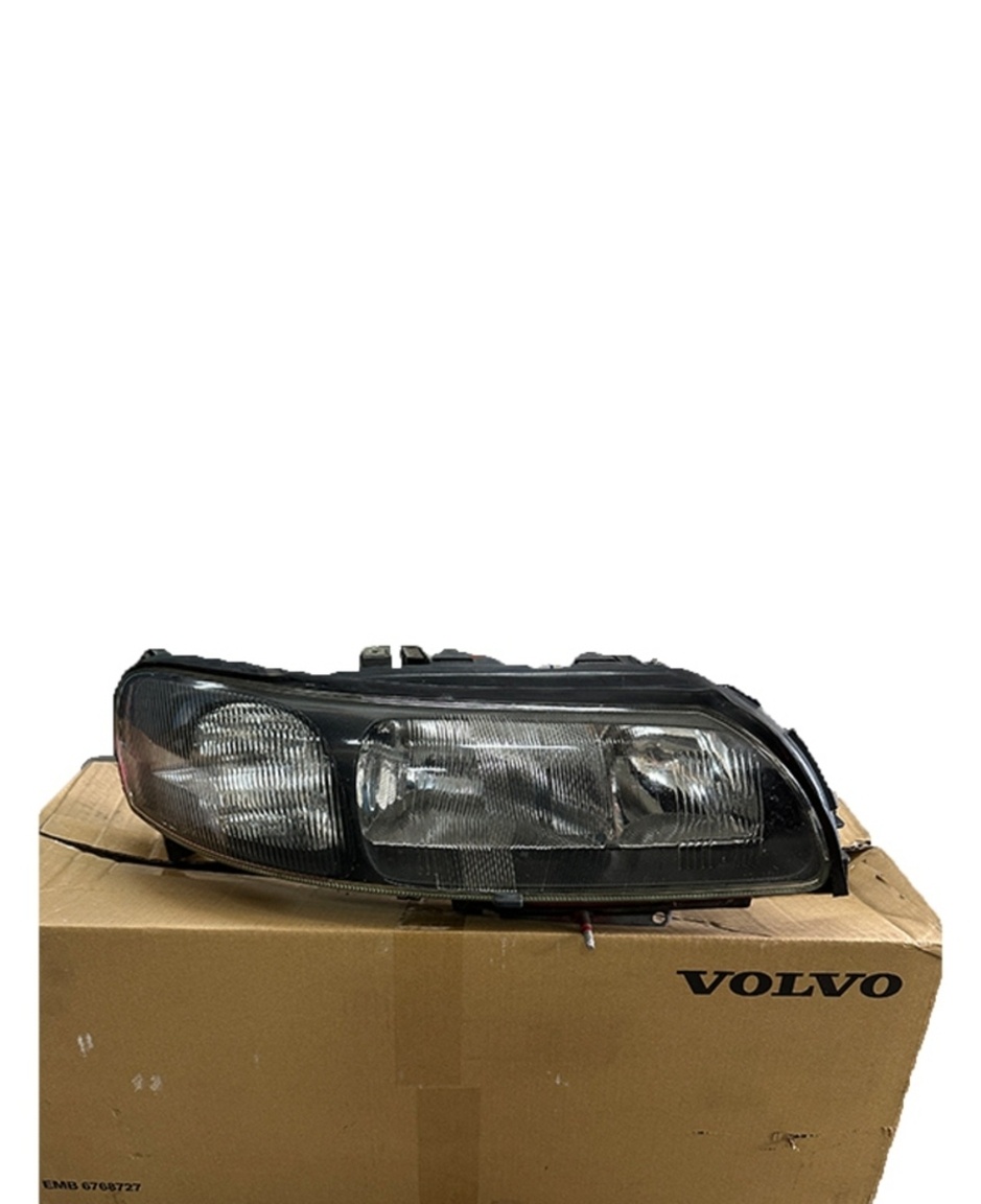 PRAVÉ PŘEDNÍ SVĚTLO VOLVO V70 00-04