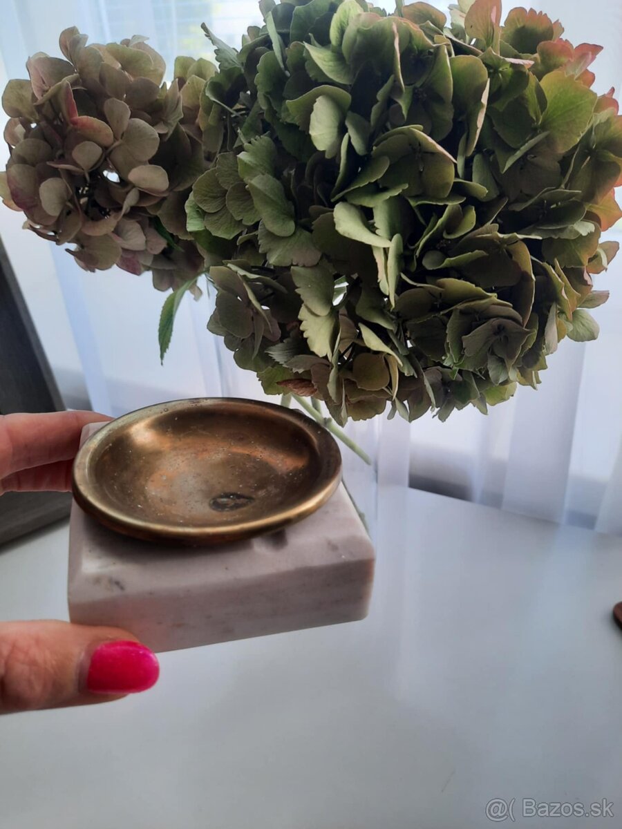 Starý popolník z mramoru