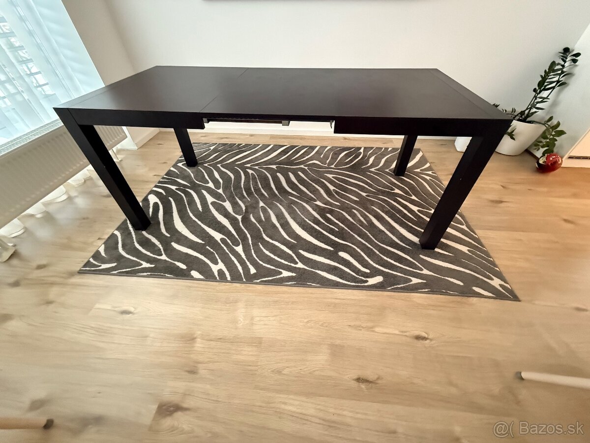 Rozkladací jedálenský stôl