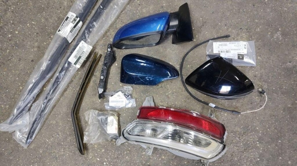 Kia Toyota Mercedes - zrkadlo listy svetlo napis...