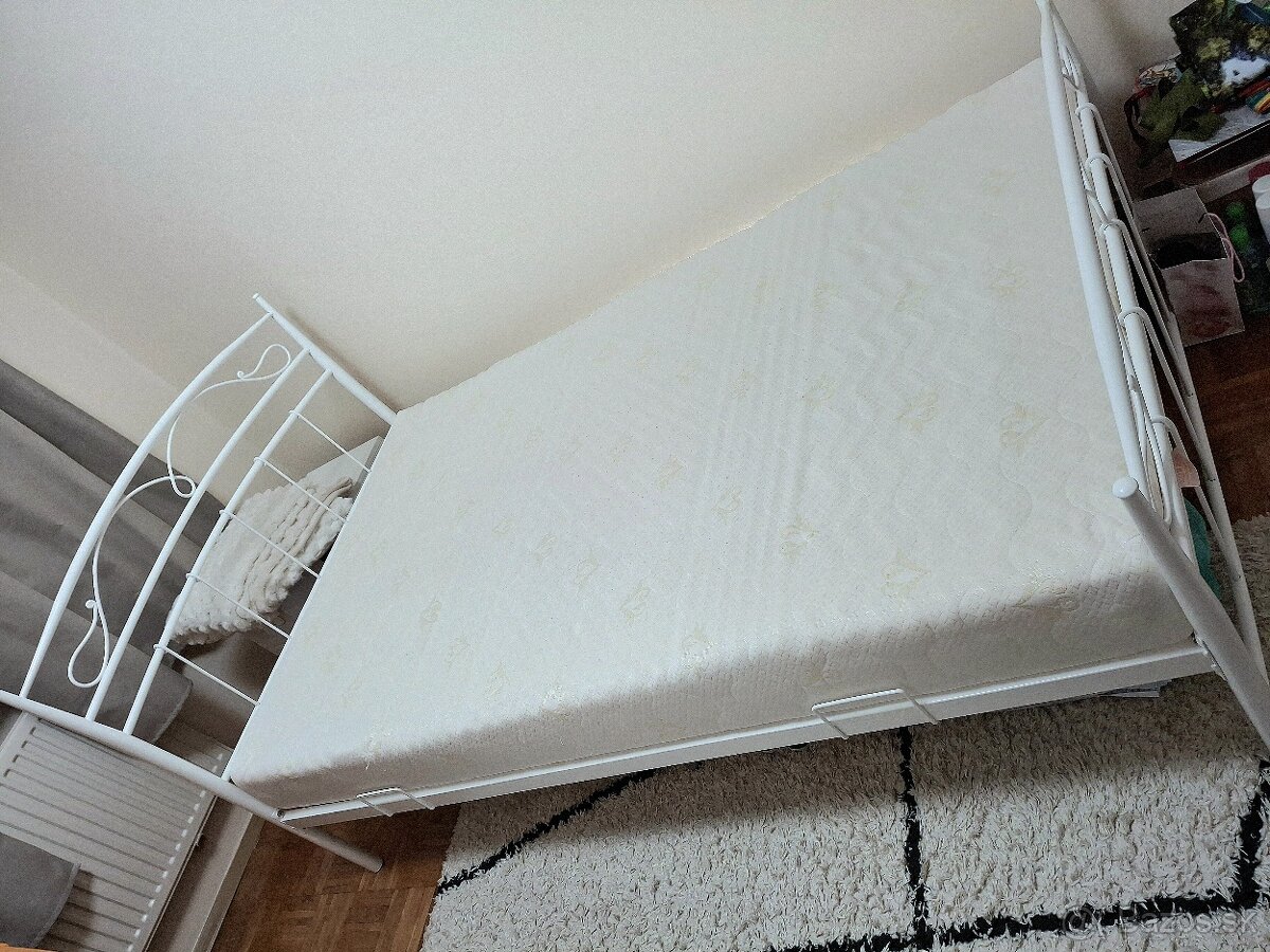 Posteľ s matracom 120x200