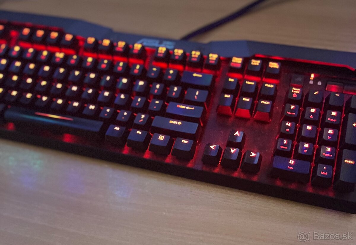 Asus horus - s red switch tlačidlami