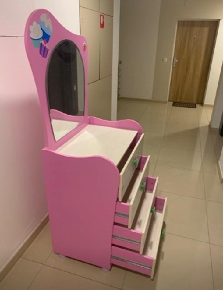 Komoda so zrkadlom a iný nábytok pre dieťa, zn. Ćilek