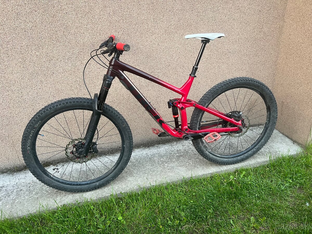 Celo odpružený bicykel značky Trek