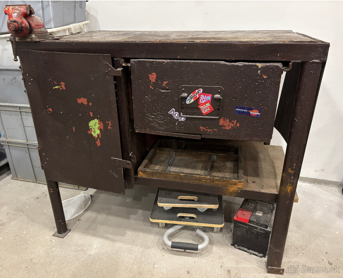 Dielenský stôl - ponk so zverákom