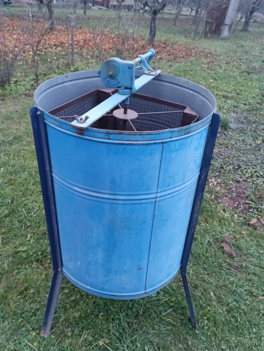 Ponúkam vám na predaj 2 kompletné úle a medomet