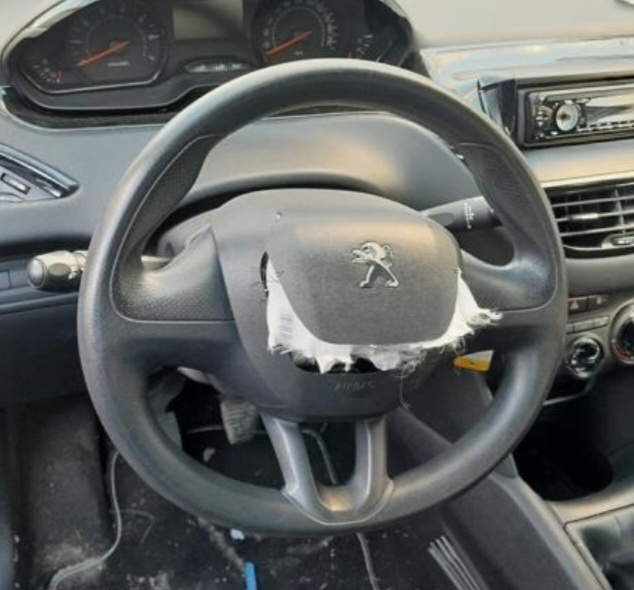 Predám volant, páčky a radio Peugeot 208 r.v.2013