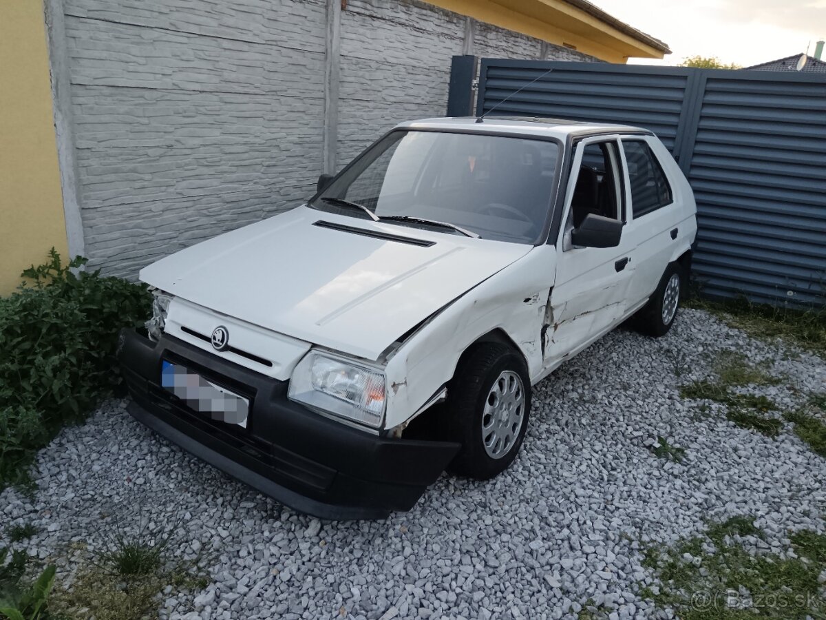 Predám havarovanú Škodu Favorit