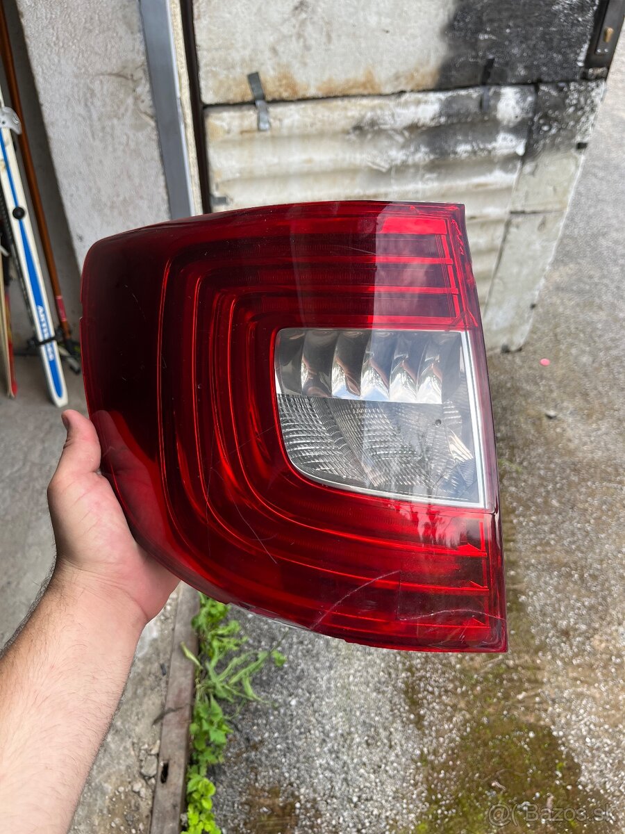 Poškodené ale funkčné ľavé zadné svetlo na Škoda Superb 2 fl