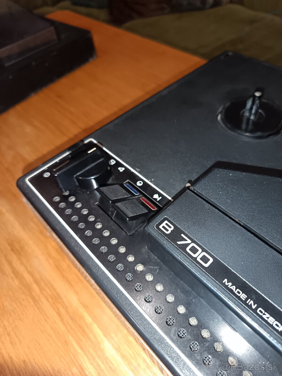 Magnetofón TESLA B700