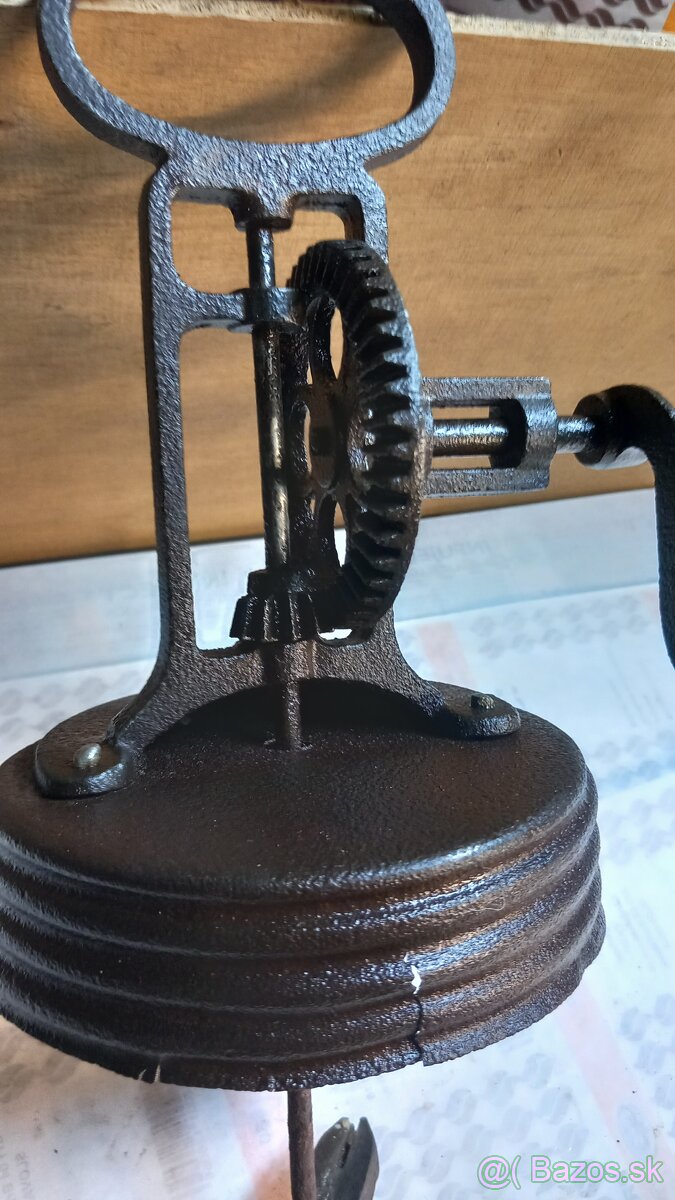 Starožitný liatinový mixér