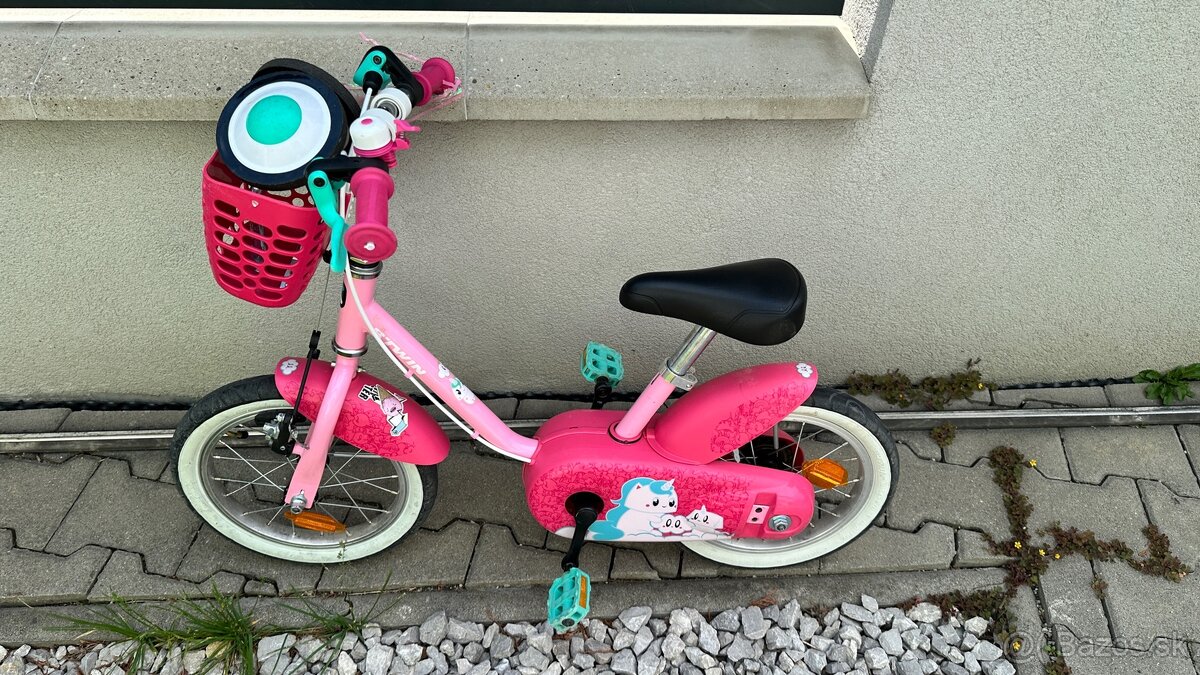 Detsky bicykel aj s pomocnymi kolieskami