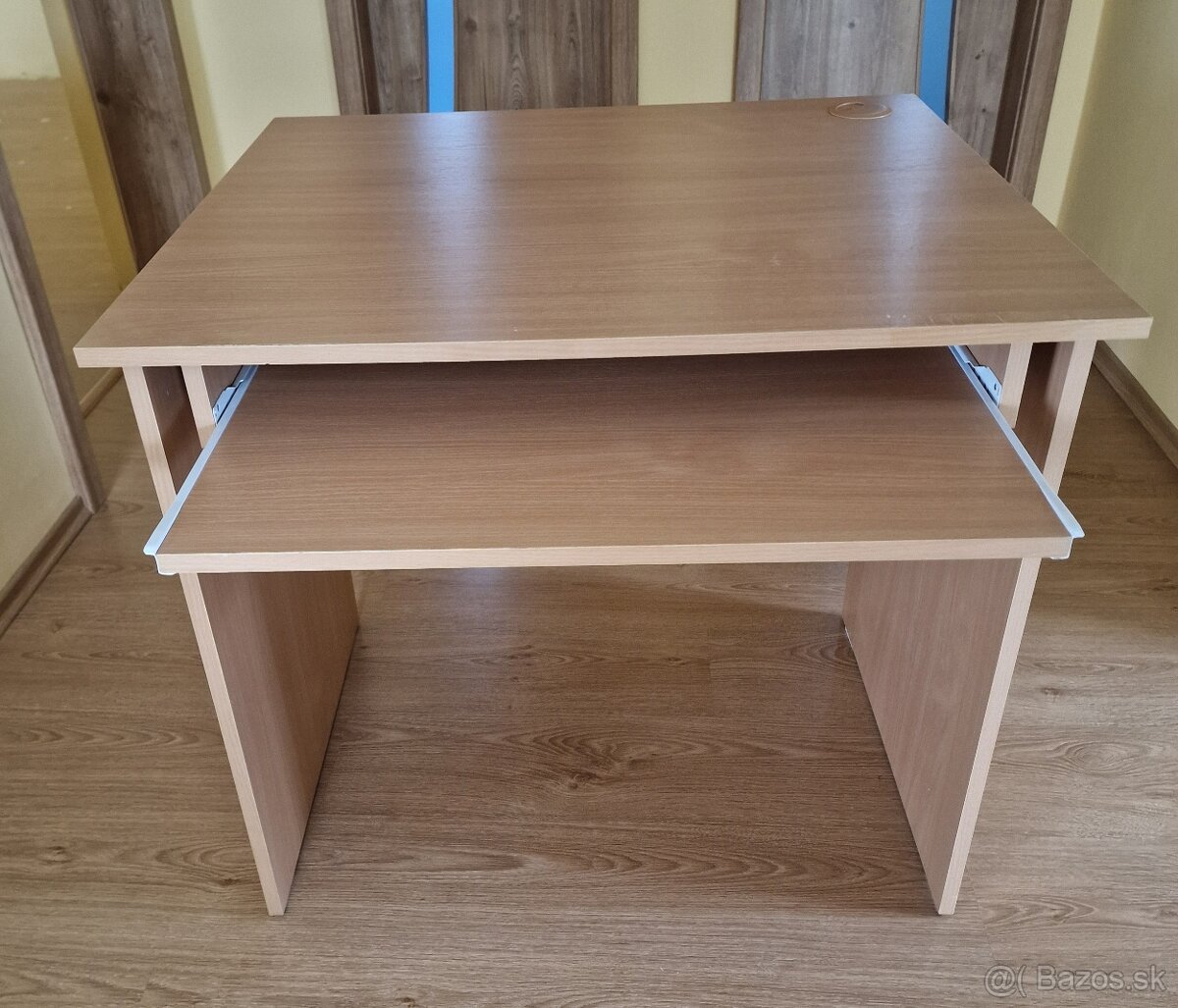 Stolík pod PC