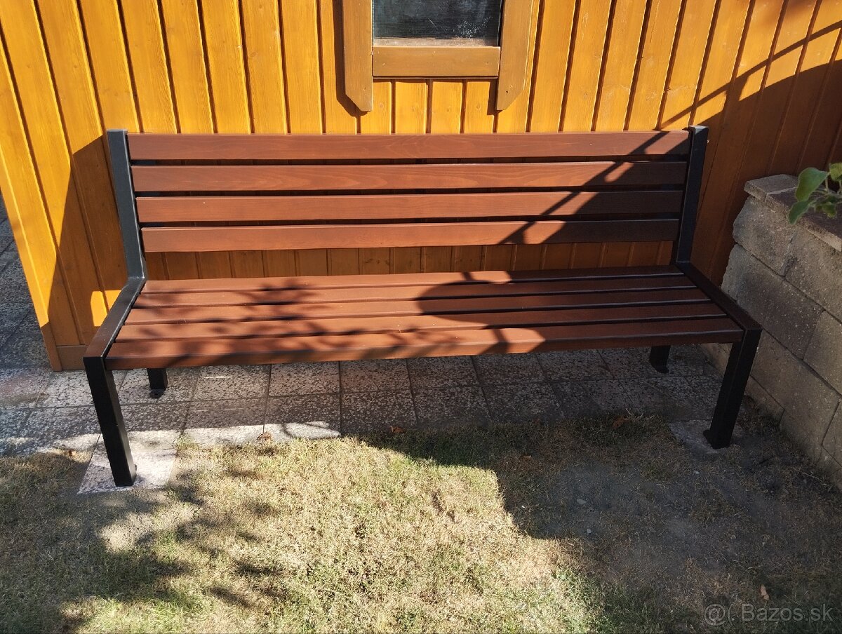 Záhradná lavička
