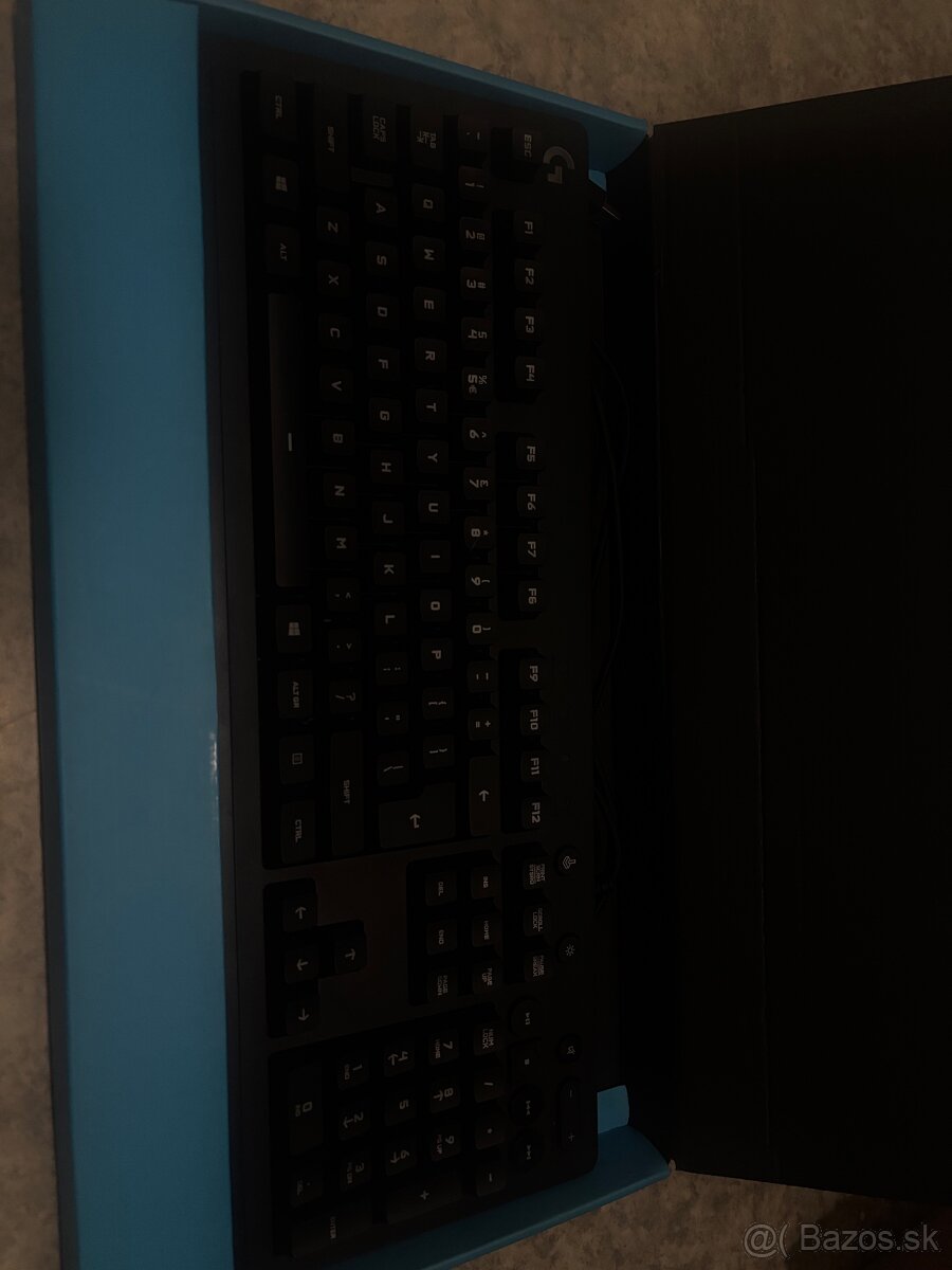 Logitech klávesnica