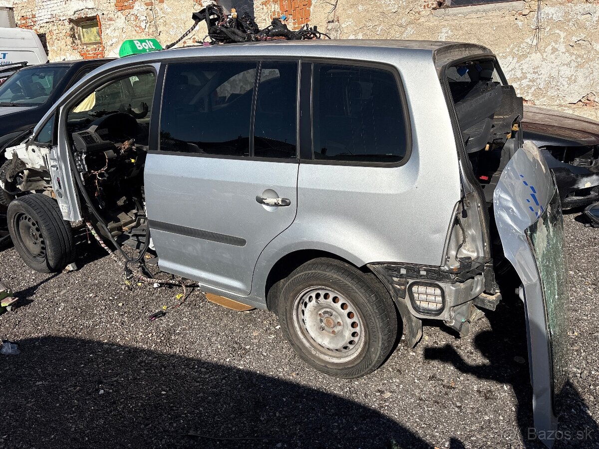 Lacno Rozpredam alebo predám ako celok VW touran