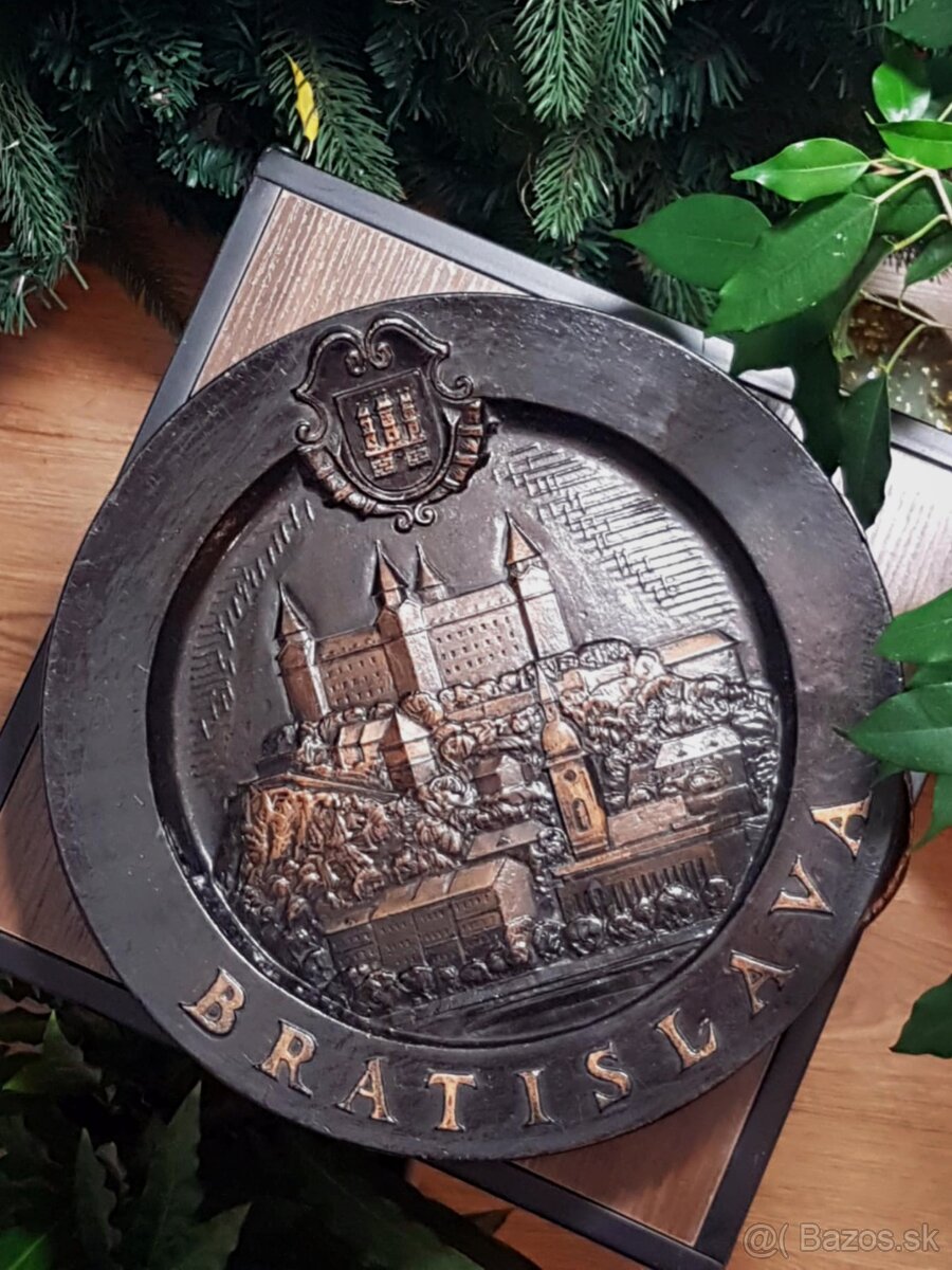 Dekoračný tanier na stenu