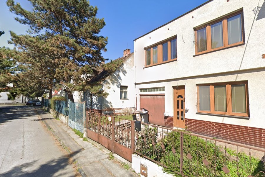 4iz rodinný dom pri OC VIVO so záhradkou