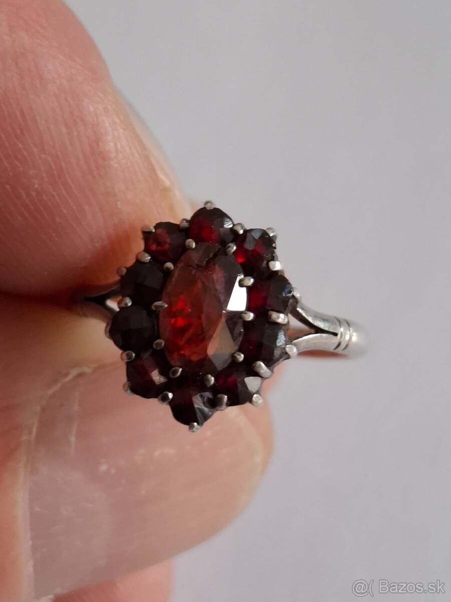 Strieborný prsteň s českými granátikmi 2