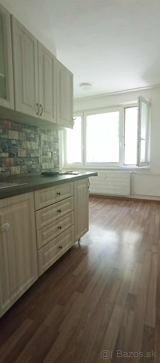 2+1 izbový byt s loggiou – Poltár, Sklárska ulica