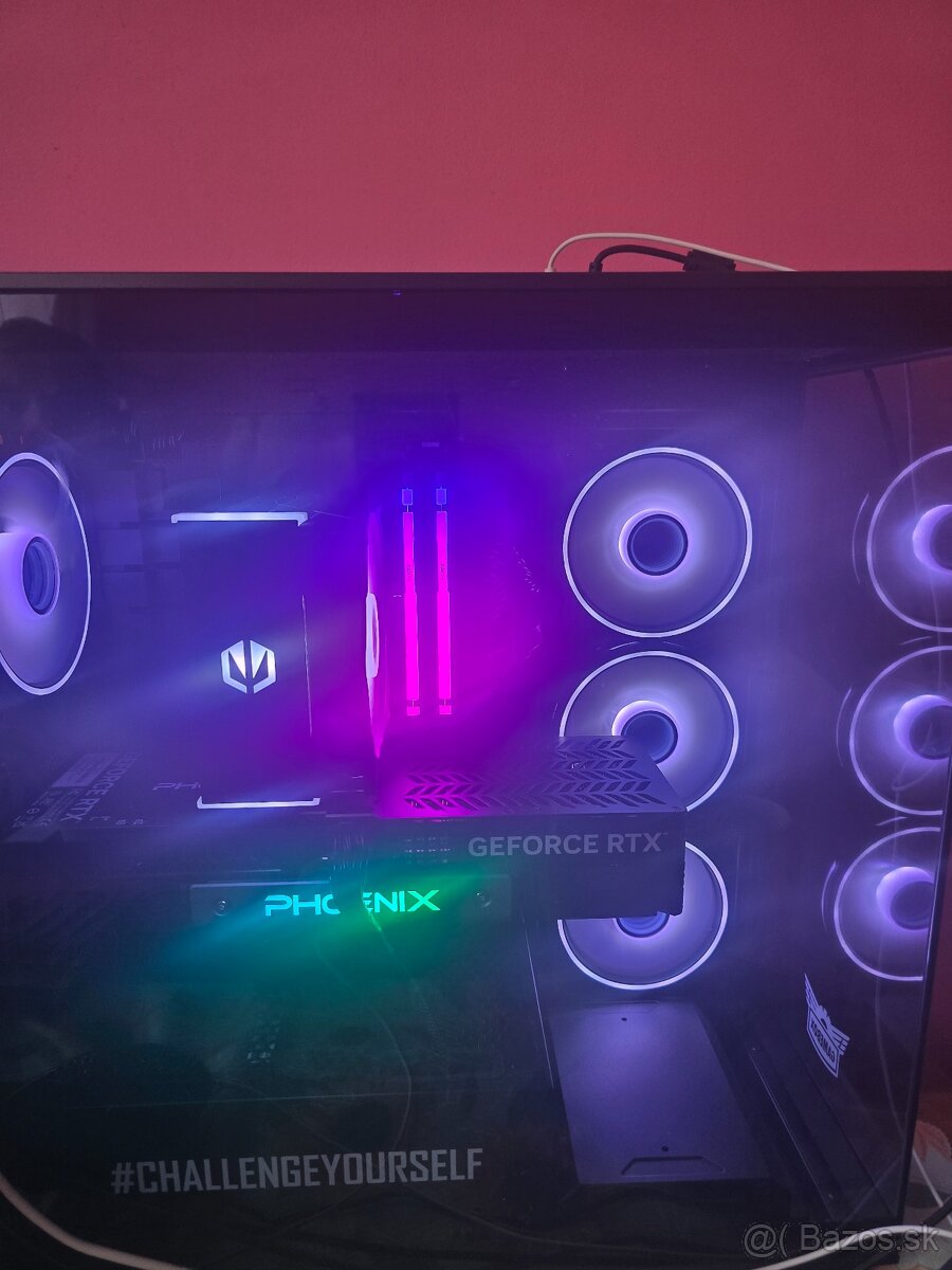 pc herna zostava s monitorom