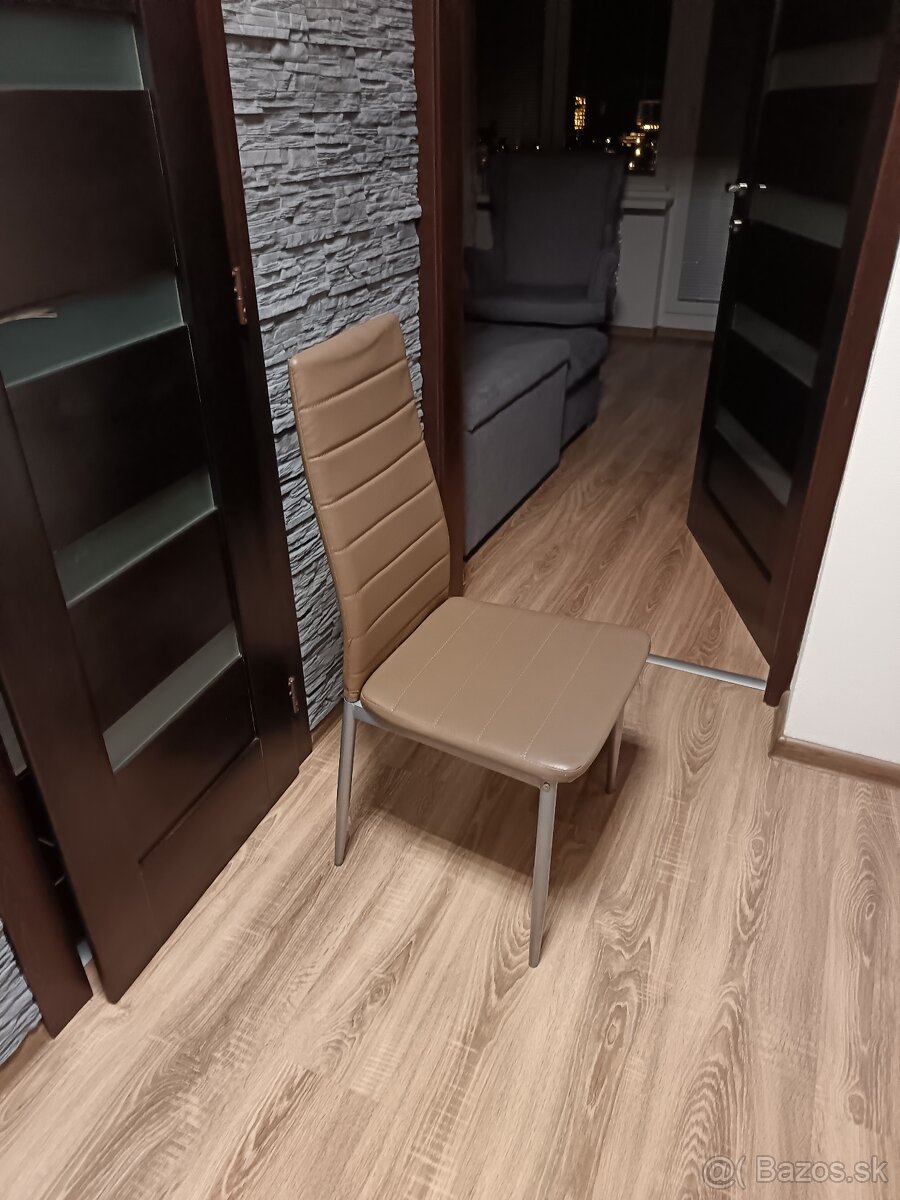 Predám 4 stoličky a 2 barove