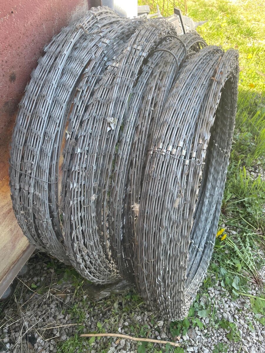 Predám ostnatý / žiletkový drôt