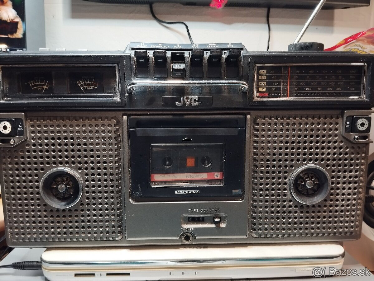 JVC magnetofón.
