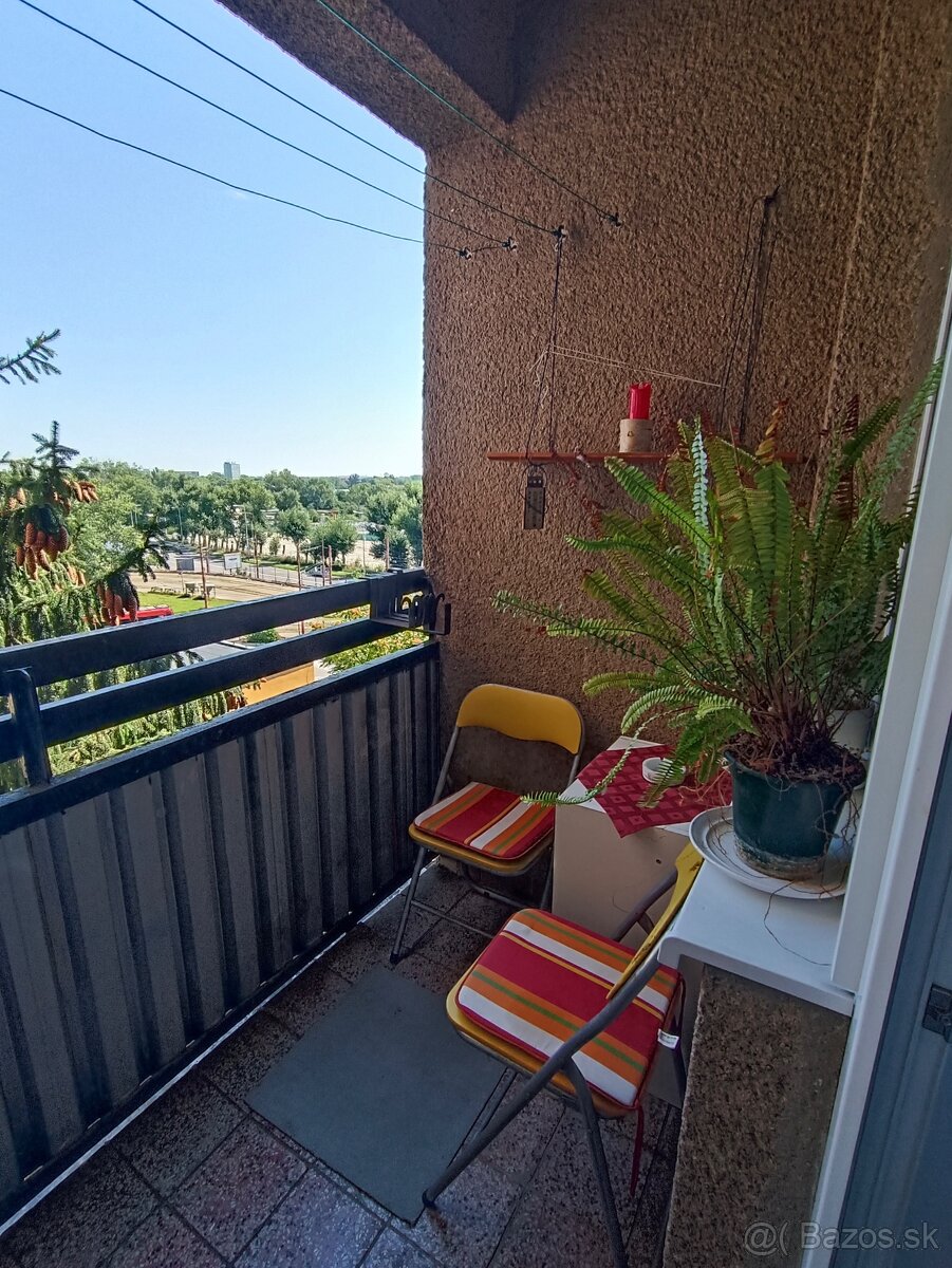 PRIESTRANNÝ 4-IZBOVÝ BYT LODŽIA, ZARIADENÝ, UL. KOMISÁRKY