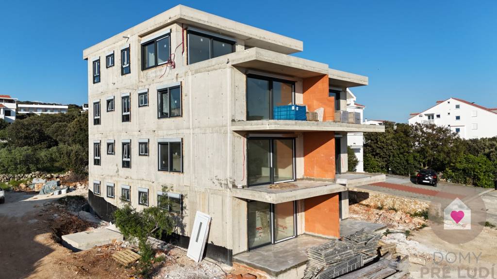 PAG/MANDRE-3i apartmán na 1. poschodí s lodžiou, parkingom a
