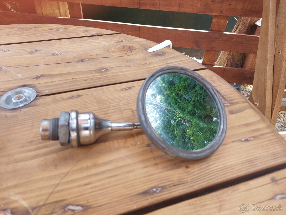 Staré spätné zrkadlo