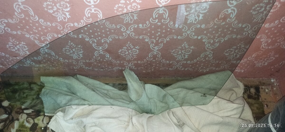 Predám predné sklo na Passat B5.5