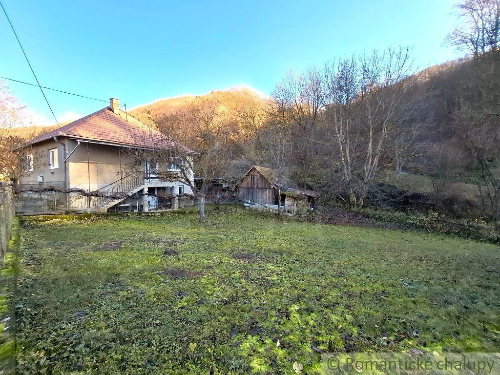 Exkluzívne - Slnečný dom pri potoku s veľkým pozemkom – id