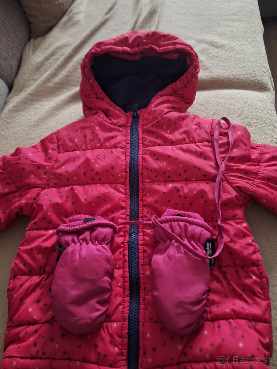 Zimná bundička s kapucňou a rukavicami