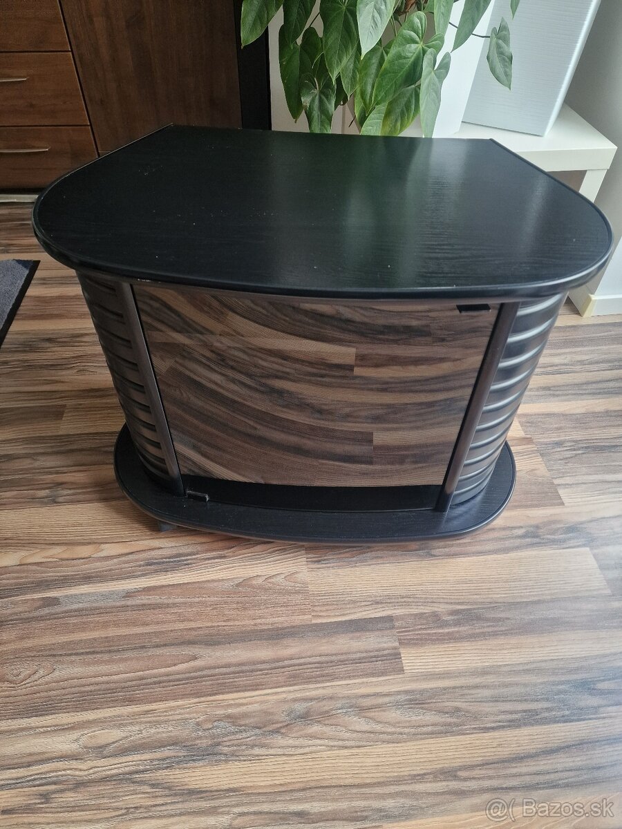 Bar na kolecakach, stolik pod televízor