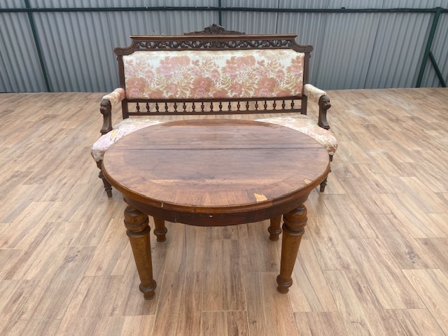 Predám starožitný nabytok . Sofa a stolík