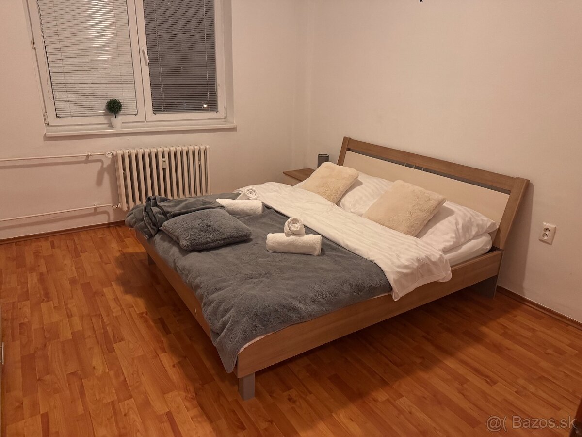 Manželská posteľ 180×200 cm + matrac