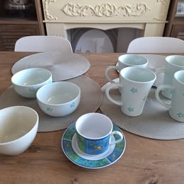 Krásne keramické šálky, misky