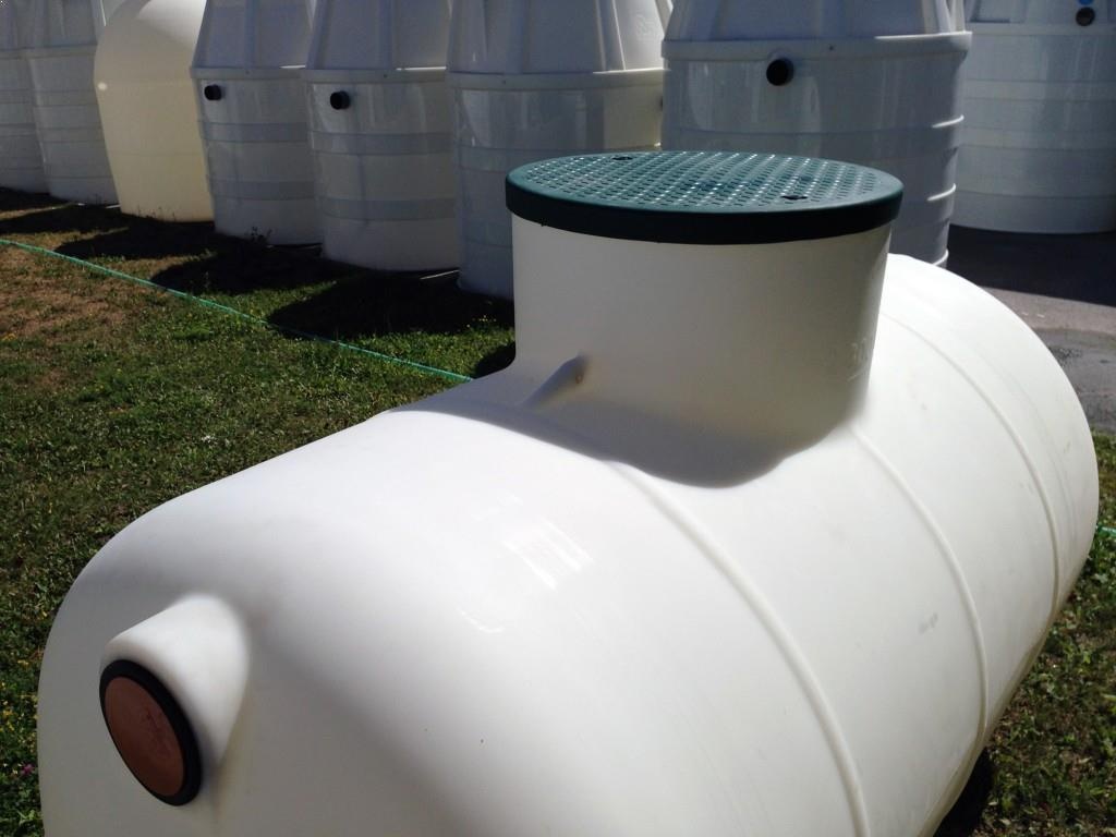 Plastová nádrž na vodu 2,3m3