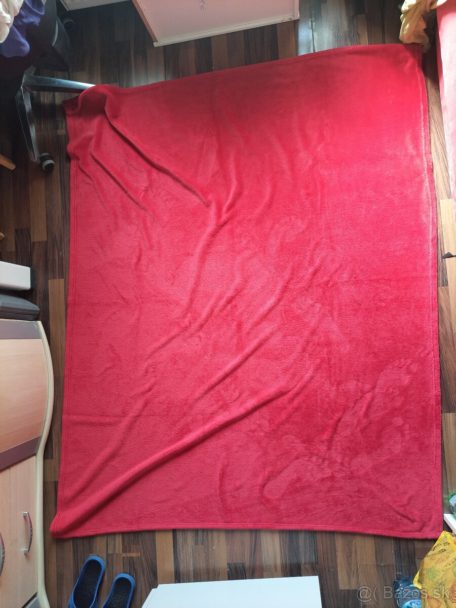 Červená deka na piknik alebo prikrytie, 175x135 cm