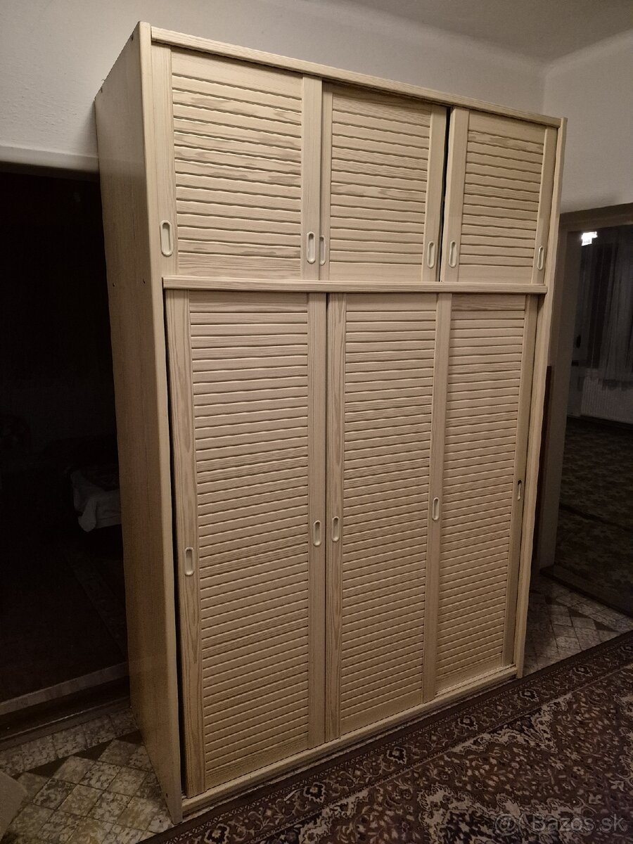 Darujem skriňu z posuvnymi dverami