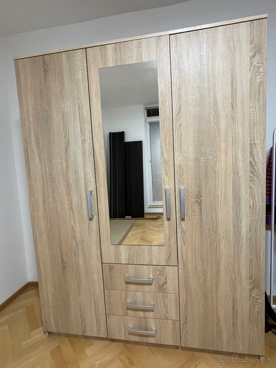 Šatníková skriňa