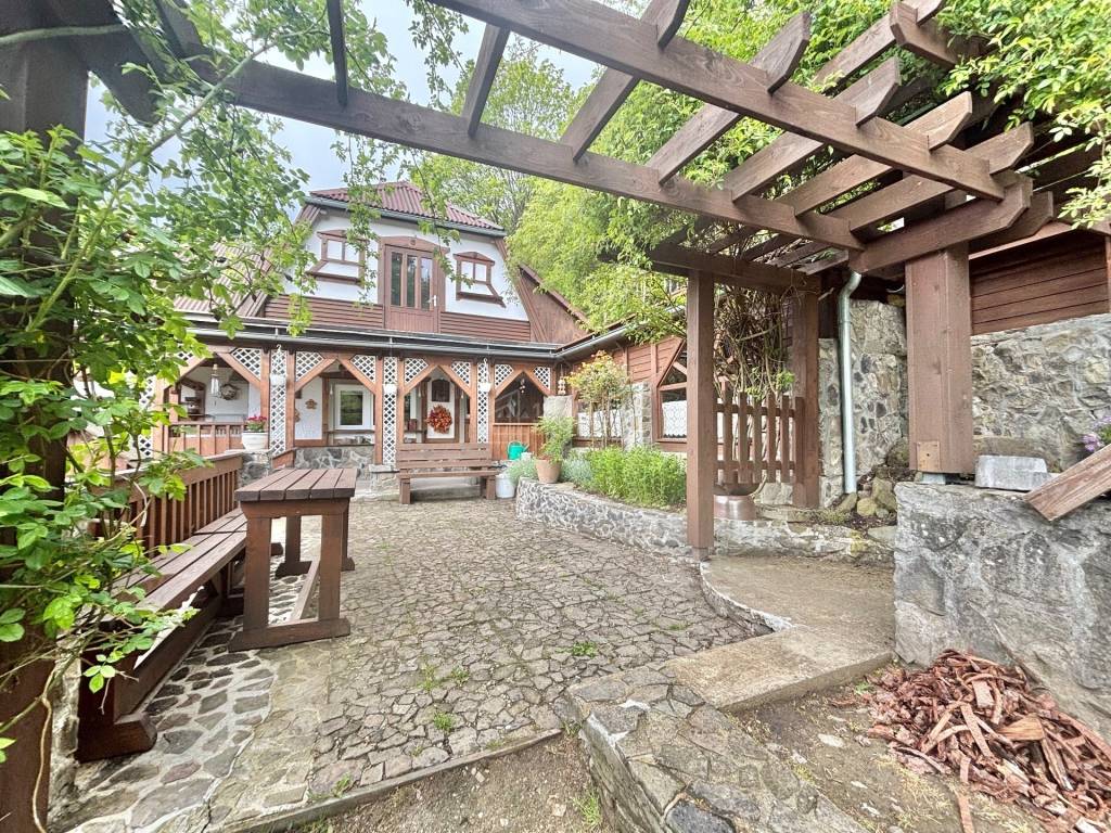 Na predaj jedinečné rodinné sídlo v prekrásnej prírode obce 