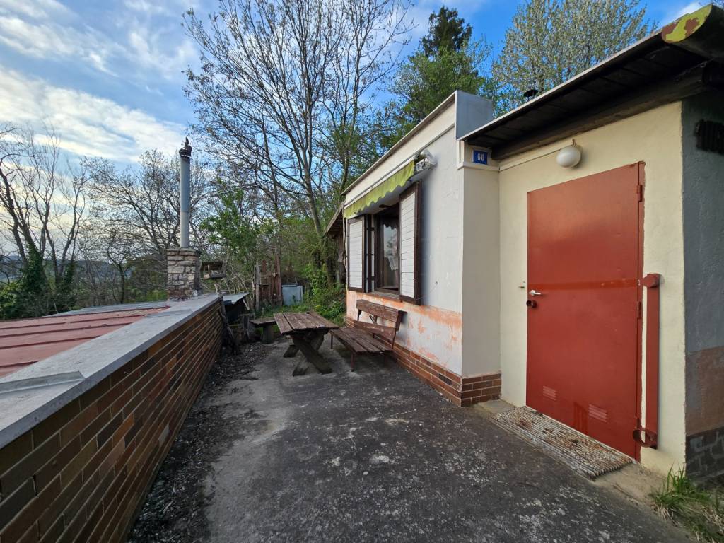 Chata s výhľadom na hrad Beckov