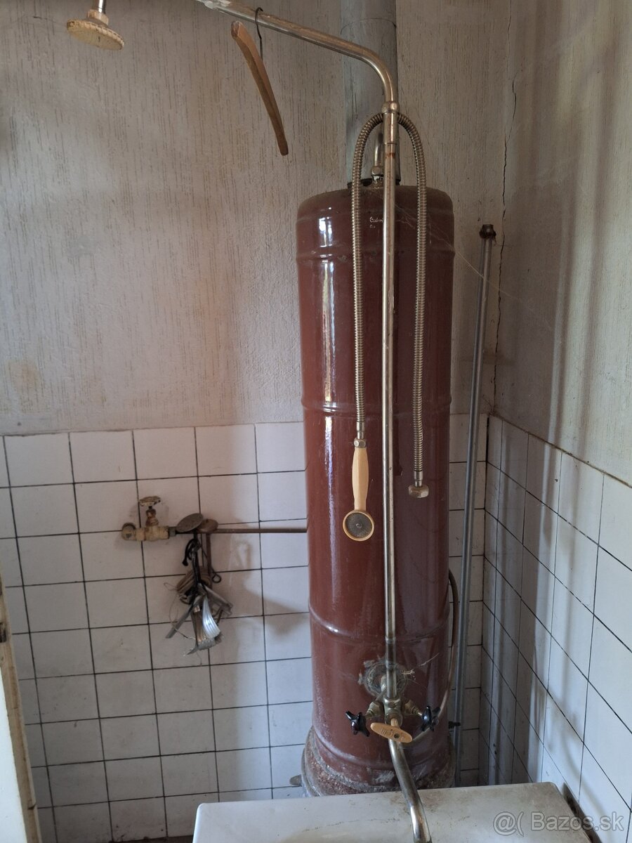 Starožitný bojler na drevo