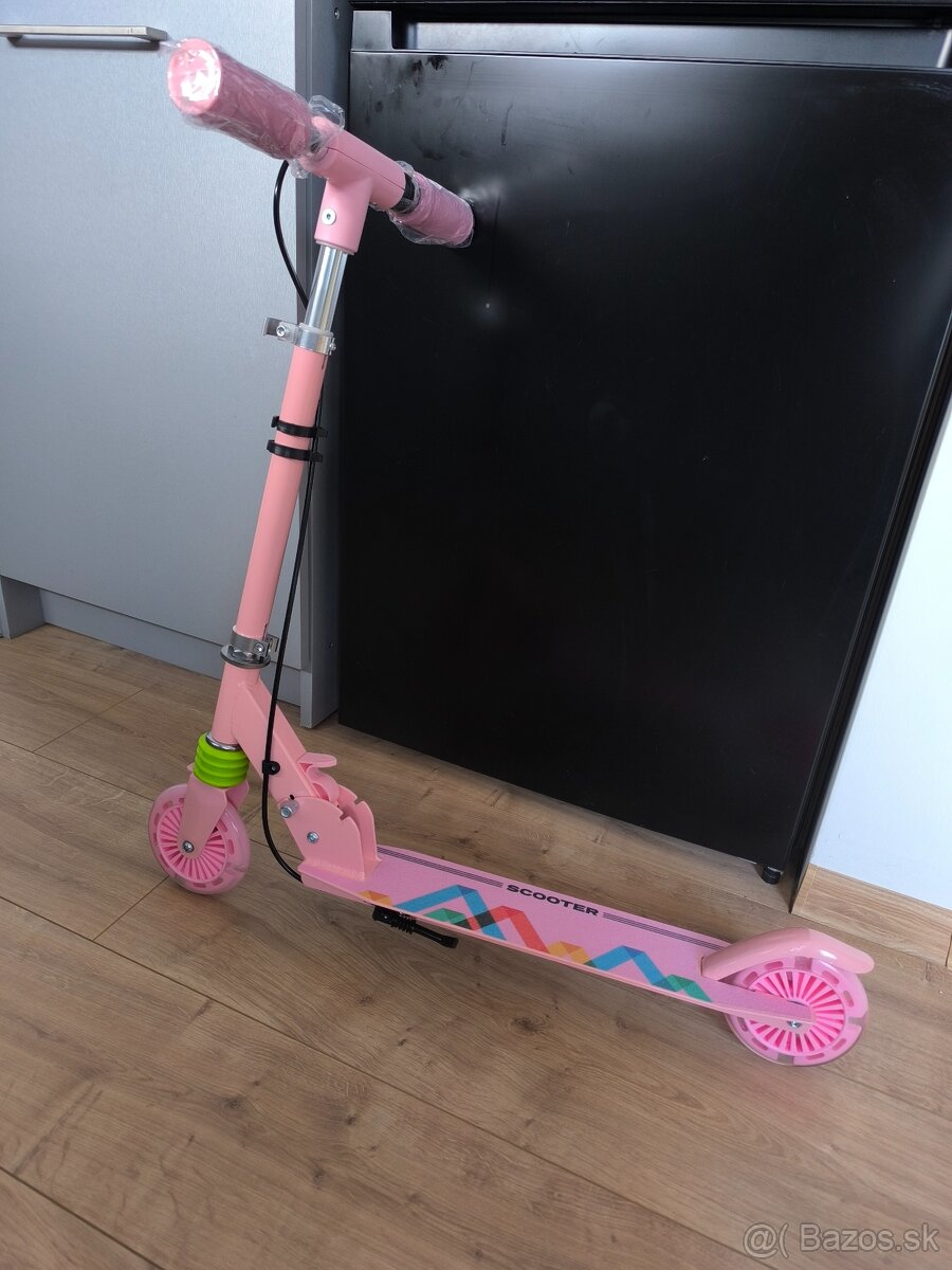 Nová svietiaca dievčenská.kolobežka