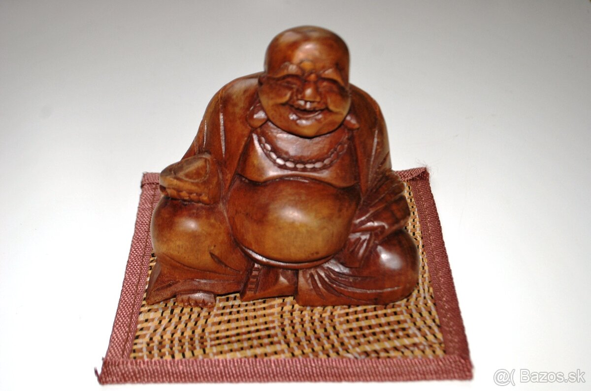 soška smejúci sa Buddha (na bambusovej rohožke)-drevorezba