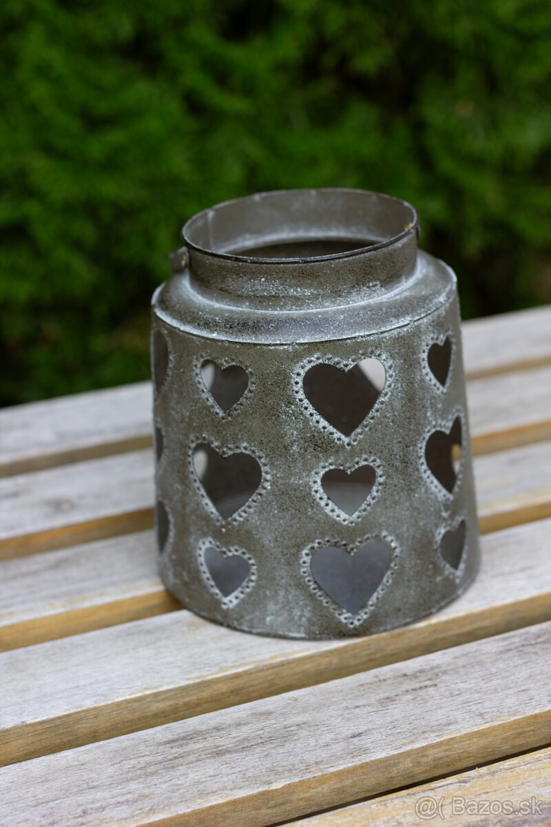 Vintage svietnik so srdiečkami