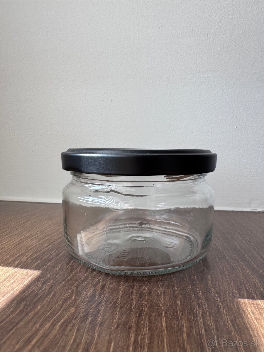 NA PREDAJ sklenené poháriky s čiernym viečkom