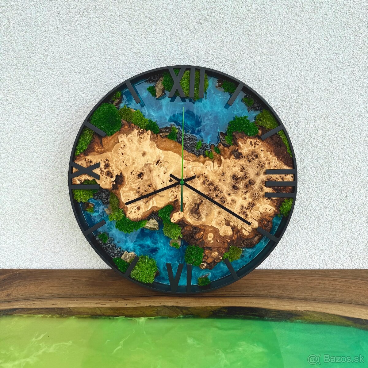Machove hodiny s drevom a epoxidom 40cm priemer